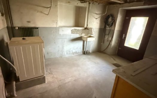 À vendre : Villa mitoyenne à rénover avec garage individuel