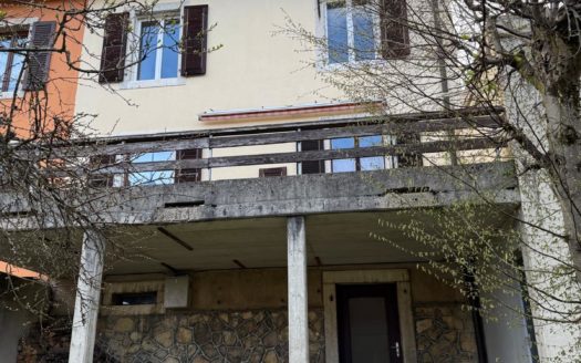 À vendre : Villa mitoyenne à rénover avec garage individuel