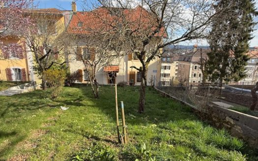 À vendre : Villa mitoyenne à rénover avec garage individuel