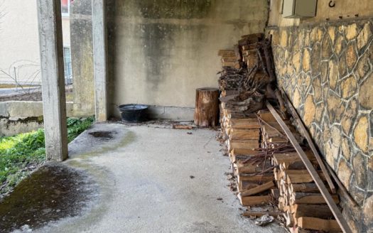 À vendre : Villa mitoyenne à rénover avec garage individuel