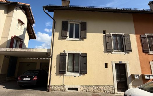 À vendre : Villa mitoyenne à rénover avec garage individuel