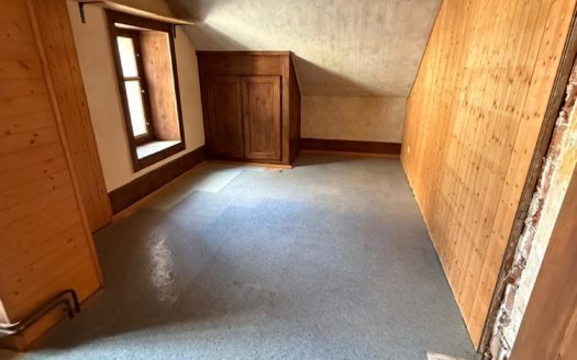 À vendre : Villa mitoyenne à rénover avec garage individuel