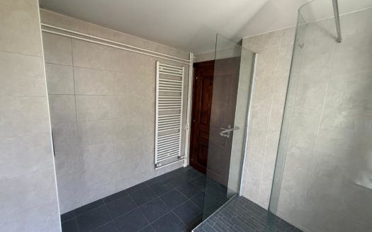 À vendre : Villa mitoyenne à rénover avec garage individuel