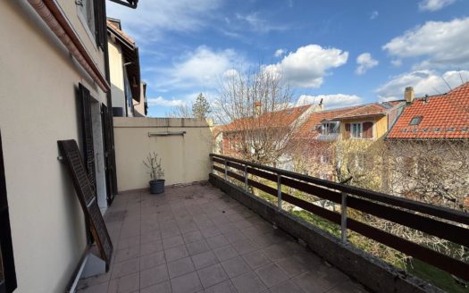 À vendre : Villa mitoyenne à rénover avec garage individuel