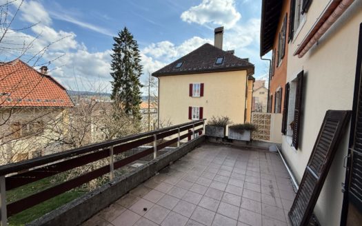 À vendre : Villa mitoyenne à rénover avec garage individuel