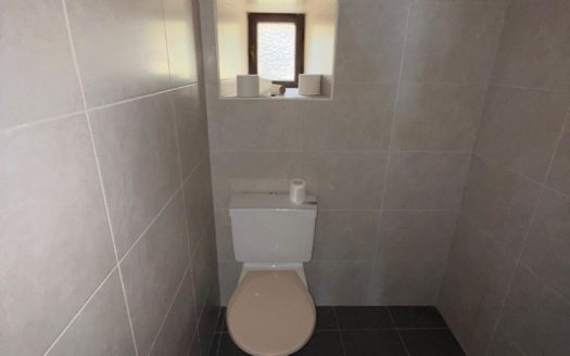 À vendre : Villa mitoyenne à rénover avec garage individuel