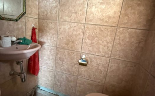 À vendre : Villa mitoyenne à rénover avec garage individuel